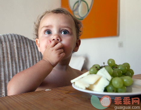 人,食品,桌子,饮食,室内_107246376_baby girl enjoys grapes and cheese for breakfast_创意图片_Getty Images China