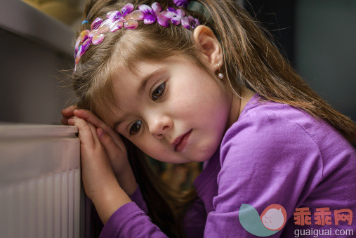 人,休闲装,T恤,褐色眼睛,长发_487309777_Headshot of a sad looking girl_创意图片_Getty Images China