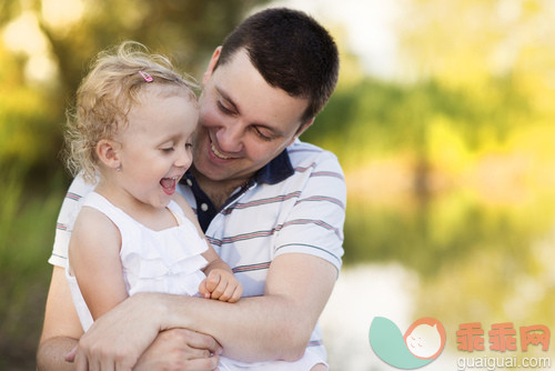 公园,人,光,夏天,美女_gic15746509_Happy father and daughter_创意图片_Getty Images China