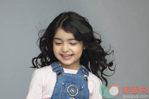 人,休闲装,影棚拍摄,人体,短发_gic17645640_Two boys (6-7) sticking out tongues_创意图片_Getty Images China