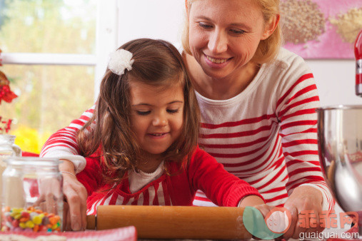 人,饮食,休闲装,广口瓶,影棚拍摄_152831506_Mother and daughter rolling out dough, close-up_创意图片_Getty Images China