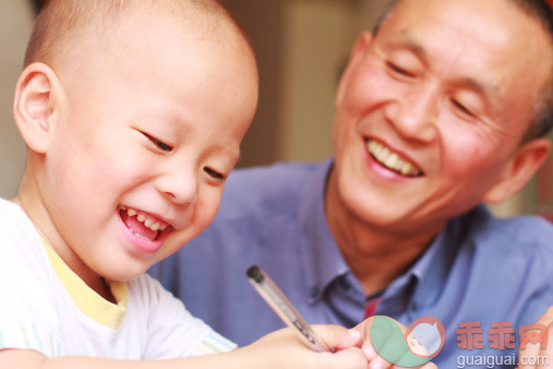 写,人,讨论,教育,室内_157504093_happy kid writing_创意图片_Getty Images China