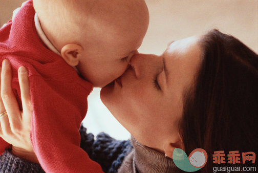 摄影,Y50701,手,父母,母亲_6203-000214_Mother Kisses Baby_创意图片_Getty Images China