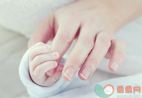 人,室内,手,手牵手,母亲_494319337_Newborn baby holding mother's finger_创意图片_Getty Images China