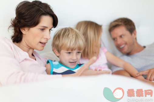 人,床,二件式睡衣,生活方式,室内_140873802_Family relaxing in bed together_创意图片_Getty Images China