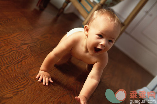 摄影,Y50701,衣服,半装,室内地面_6174-000009_Baby Crawls Across Floor_创意图片_Getty Images China