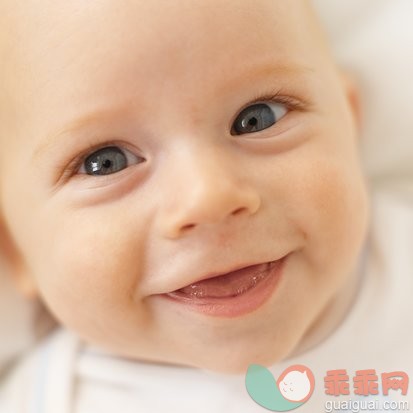 摄影,可爱的,室内,面部表情,微笑_stk204397rke_close up elevated portrait of a baby (6-12 months)_创意图片_Getty Images China