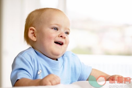 摄影,室内,面部表情,微笑,坐_stk201605rke_close up view of a baby boy (6-12 months)_创意图片_Getty Images China