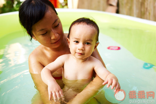 人,12到17个月,户外,35岁到39岁,褐色眼睛_487800813_Mother and son in pool_创意图片_Getty Images China