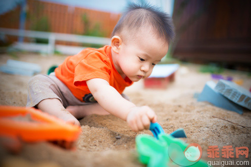人,婴儿服装,玩具,12到17个月,户外_494919721_Baby playing in sand with toy_创意图片_Getty Images China