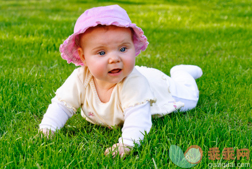 人,2到5个月,户外,人的脸部,快乐_155432187_Baby girl on the grass._创意图片_Getty Images China