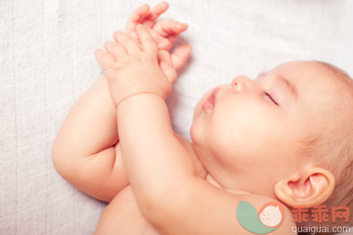 人,室内,白人,卧室,床单_155444198_Sleeping baby_创意图片_Getty Images China