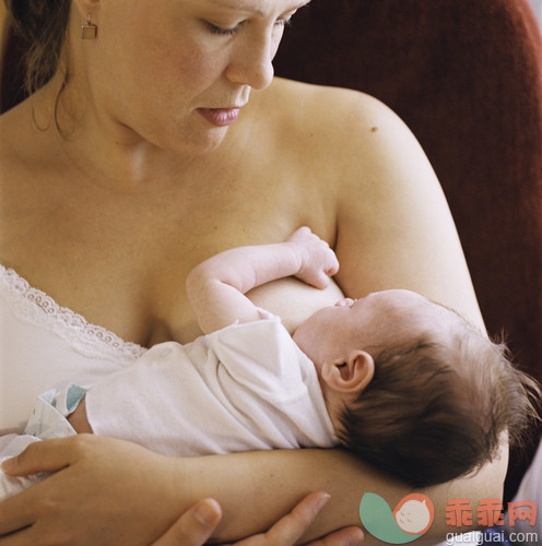 人,室内,30岁到34岁,35岁到39岁,深情的_gic18541990_Mom nursing baby daughter_创意图片_Getty Images China