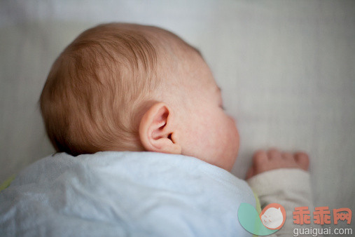 人,室内,睡觉,白昼,婴儿床_159944221_Baby sleeping lying on its front_创意图片_Getty Images China