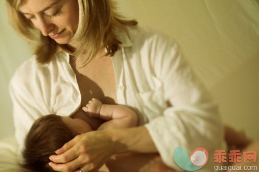 人,休闲装,饮料,食品,奶制品_80117935_Mother nursing newborn_创意图片_Getty Images China