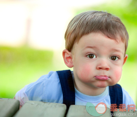 明亮,人,休闲装,自然,度假_157436073_beautiful young boy smile outdoor portrait_创意图片_Getty Images China