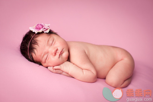 人,影棚拍摄,满意,棕色头发,白人_155097236_Sleeping Newborn Baby Girl on Pink Background With Copy Space_创意图片_Getty Images China