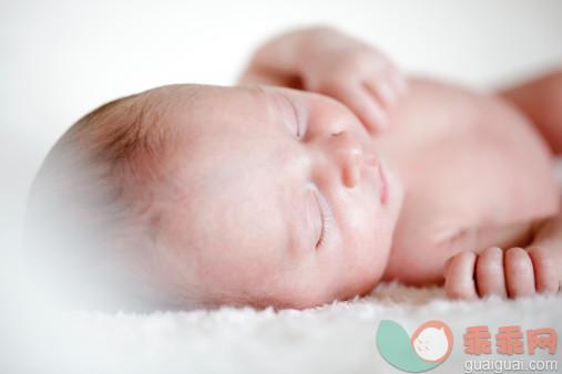 人,分娩,白人,裸体,躺_154960519_Newborn baby sleeping_创意图片_Getty Images China