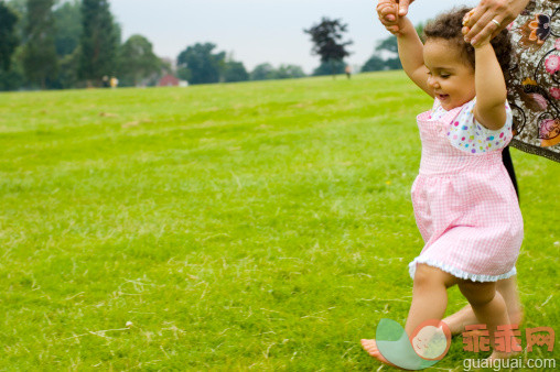 公园,人,休闲装,婴儿服装,生活方式_157292206_Baby'sFirst Steps on the Grass Having Fun With Her Mother_创意图片_Getty Images China