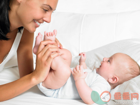 人,家具,生活方式,床,人生大事_89975993_Mother kissing her new-born baby's feet_创意图片_Getty Images China