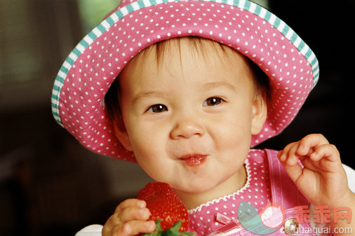 休闲活动,摄影,食品,看,帽子_10086527_ASIAN BABY WITH STRAWBERRY_创意图片_Getty Images China
