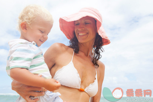 人,婴儿服装,比基尼,帽子,度假_157536583_Beach smiles_创意图片_Getty Images China