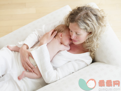 人,衣服,半装,沙发,室内_83752857_Mother and Infant Sleeping_创意图片_Getty Images China