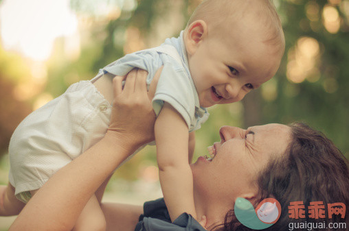 人,12到17个月,户外,40到44岁,快乐_480801373_mom and baby in the garden_创意图片_Getty Images China