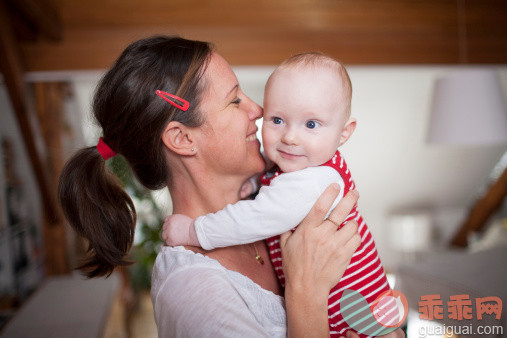 人,住宅内部,室内,40到44岁,深情的_501849139_Young mother with baby girl, Munich, Bavaria, Germany_创意图片_Getty Images China