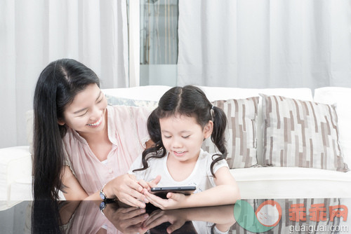 教育,室内,房屋,快乐,父母_gic14277000_Asian mother and daughter playing digital tablet_创意图片_Getty Images China