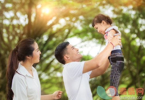 人,自然,度假,户外,野餐_572407297_Happy asian young family spending time outdoor_创意图片_Getty Images China