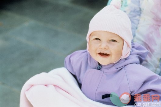 生活方式,摄影,羊毛帽,毛织帽,户外_10146942_BABY BUNDLED UP IN STROLLER_创意图片_Getty Images China