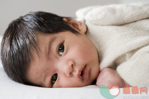 人,影棚拍摄,室内,短发,黑发_83750735_Tight Shot of Baby Laying on Side_创意图片_Getty Images China