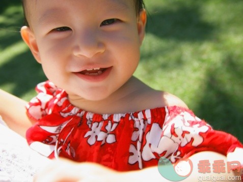 摄影,肖像,户外,可爱的,衣服_71298573_Portrait of a baby girl smiling_创意图片_Getty Images China