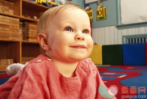 摄影,看,室内,面部表情,微笑_200393733-001_Baby girl (6-9 months) lying on floor, smiling_创意图片_Getty Images China