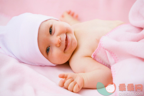 人,家具,床,帽子,室内_82022593_Baby girl (6-9 months) lying on bed, smiling, portrait_创意图片_Getty Images China