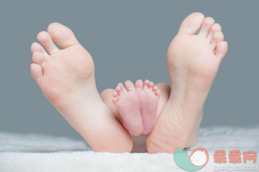 人,室内,赤脚,母亲,独生子女家庭_493684301_Mother and baby_创意图片_Getty Images China