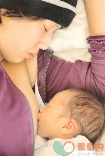 人,休闲装,室内,30岁到34岁,喂养_107256284_Young mother breast feeding newborn baby boy_创意图片_Getty Images China