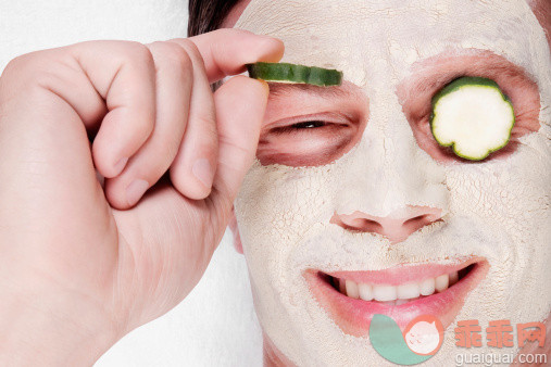 人,面膜,生活方式,健康保健,室内_126166672_Cucumber slices on a man's eyes_创意图片_Getty Images China