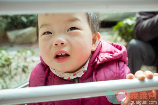 人,婴儿服装,自然,户外,褐色眼睛_169289988_A girl raises her head and looks up_创意图片_Getty Images China