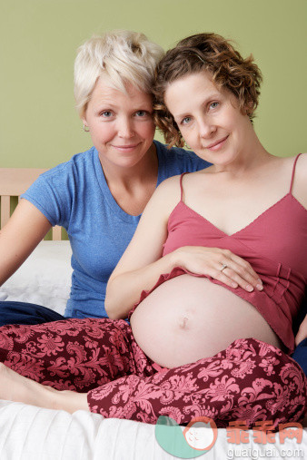 人,床,二件式睡衣,人生大事,四分之三身长_482141201_Caucasian pregnant lesbian couple relaxing on bed_创意图片_Getty Images China