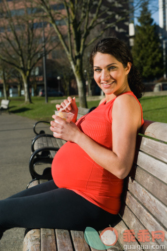 人,食品,人生大事,生活方式,运动_88748406_Pregnant Middle Eastern woman eating fruit in park_创意图片_Getty Images China