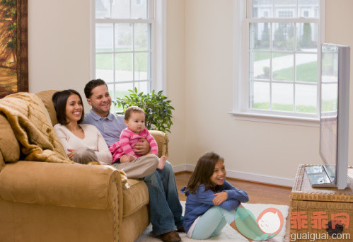 人,衣服,住宅内部,沙发,生活方式_88749334_Hispanic family watching television_创意图片_Getty Images China