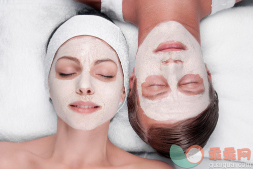 人,面膜,生活方式,健康保健,户外_126166323_Couple with face pack on their faces_创意图片_Getty Images China