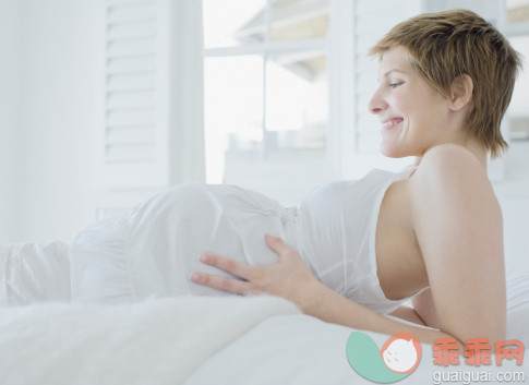 人,休闲装,床,二件式睡衣,人生大事_88688626_Pregnant woman looking at stomach_创意图片_Getty Images China