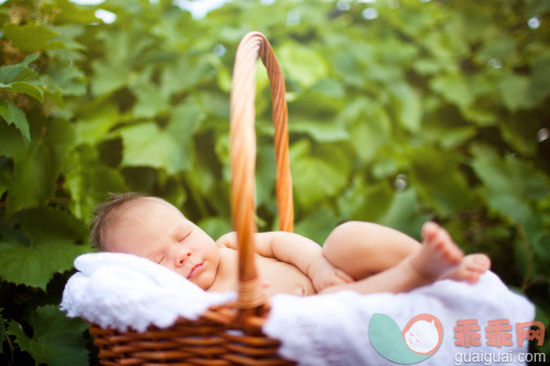 白色,人,自然,户外,毛巾_155440544_Medicinal sunbaths for baby_创意图片_Getty Images China