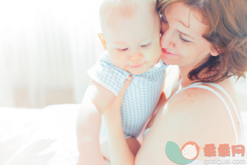 人,窗帘,人的脸部,蓝色眼睛,爱的_143177570_Baby and mom together in bedroom_创意图片_Getty Images China