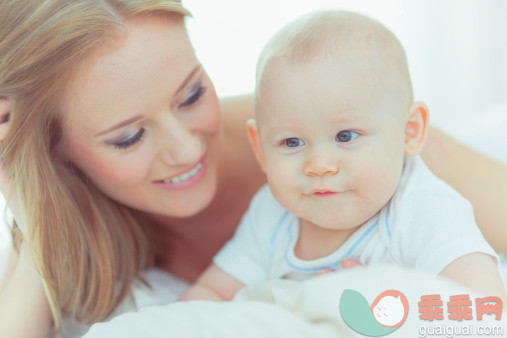 人,窗帘,室内,蓝色眼睛,爱的_155415893_Baby and mom together in bedroom_创意图片_Getty Images China