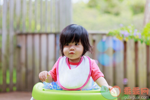 人,婴儿服装,户外,短发,黑发_487149009_Chloe plays with bubble_创意图片_Getty Images China