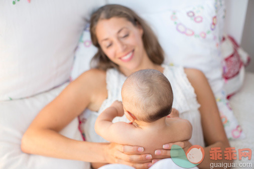 进行中,人,床,生活方式,2到5个月_478169081_Mother holding baby boy on bed_创意图片_Getty Images China